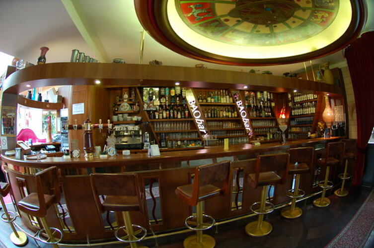 L'hôtel le Saint Louis propose un bar à ambiance le BAObar pour déguster un verre, le meilleur spot de Châteaudun