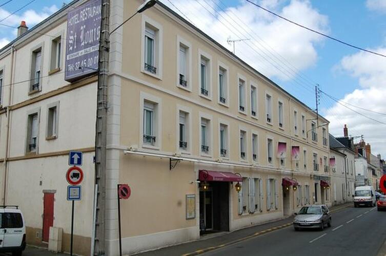 Dans le centre de Châteaudun, le Baobar hôtel Saint louis propose des chambres tout confort