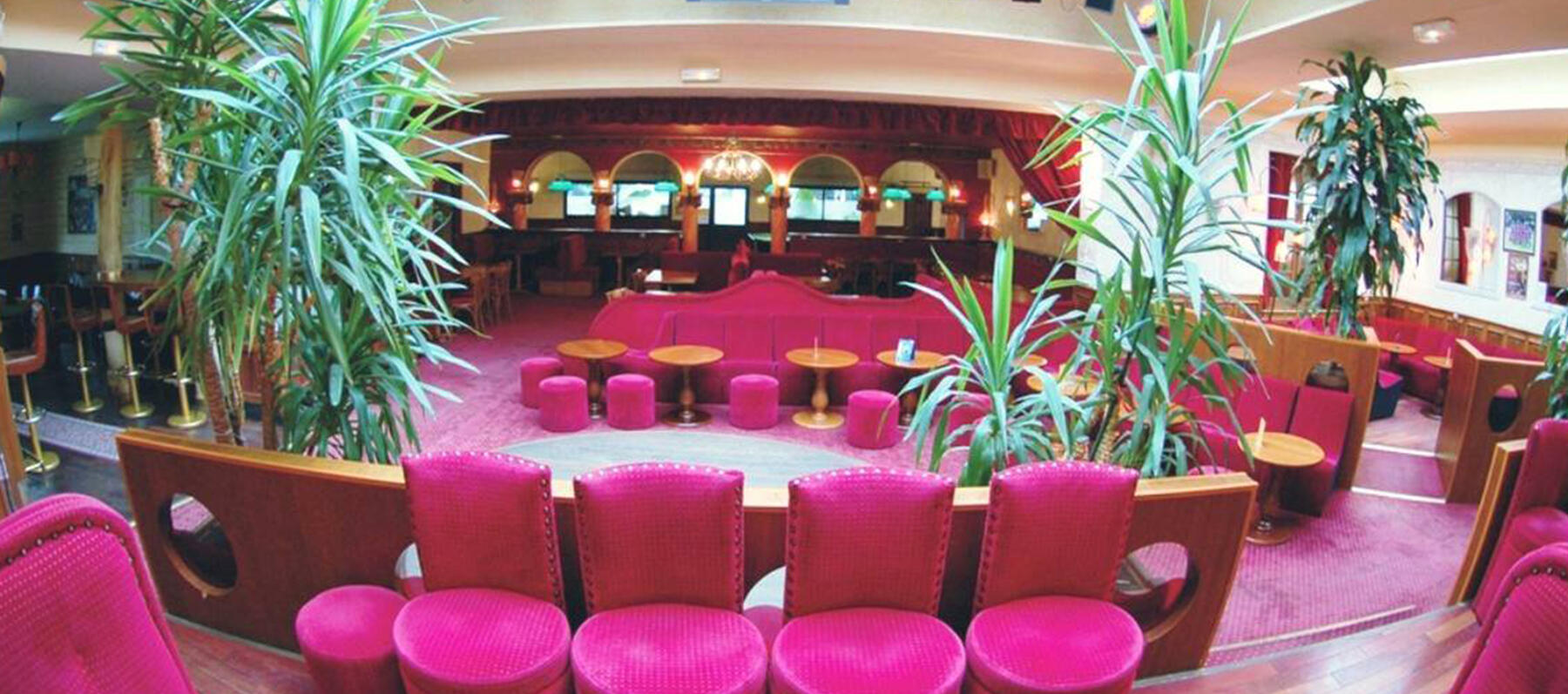 Le Baobar hôtel Saint Louis propose 37 chambres, un restaurant et un bar ambiance au coeur de Châteaudun